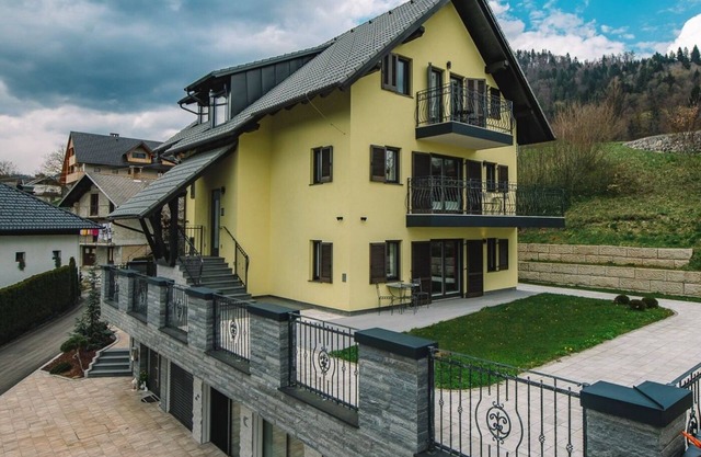 Bled Prestigious and Stylish Apartments - Classic One Bedroom Apartment with Balcony