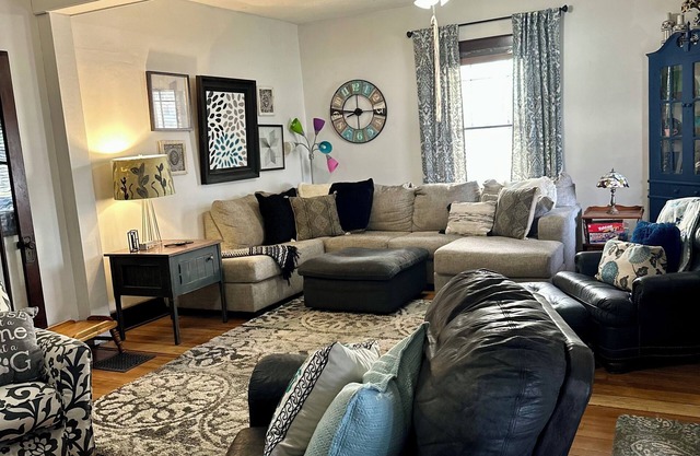 Blissful Bungalow on National Historic St in New Albany, 1 mile from Ohio River