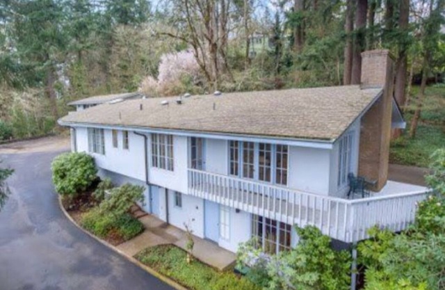 Blocks from the University of Oregon with gorgeous views of the City of Eugene