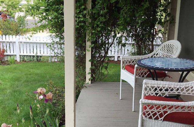 BLOSSOM VIEW COTTAGES - Charming Home near OSF Plaza and Downtown