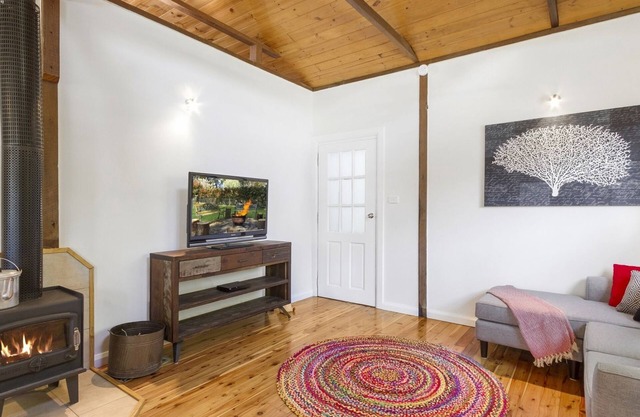 BLUE APPLE LODGE - a fabulous mountain holiday escape! SPECIALS ON NOW !
