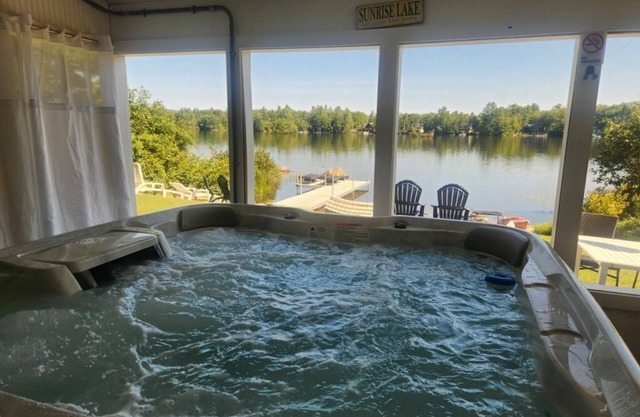 Blue Breeze - Private lakefront w/Hot Tub