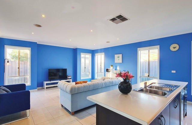 Blue Home/Comfy/Peaceful/3B House/Train Station/Parks/Sports