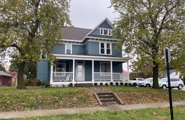 Blue House on Main | *Pet Friendly*