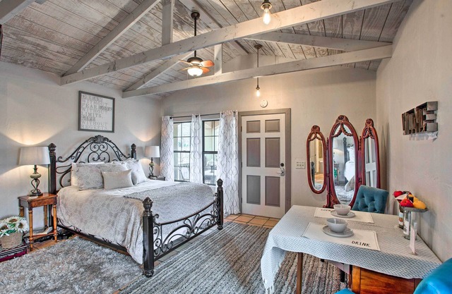 ‘Blue Jay Cottage' - Pittsburg Studio on Winery!