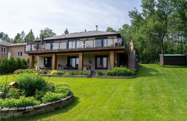 Blue Jays Paradise: Lake Front Cottage
