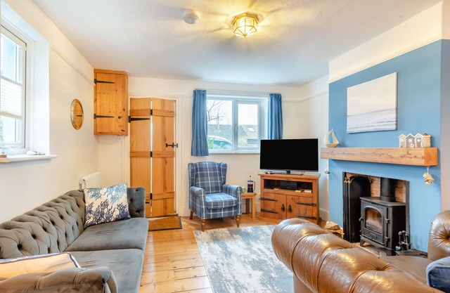 Blue Moon Cottage - Three Bedroom House, Sleeps 6