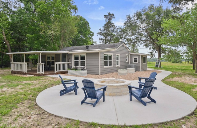 Blue Moon - Cozy Country Cottage - Just Minutes From Texas A&M!