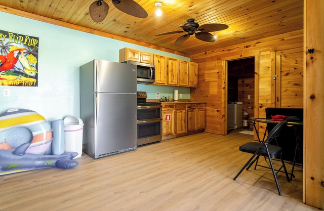 BLUE MOUNTAIN RETREAT WITH POOL. CLOSE TO HERSHEY PARK AND GETTYSBURG, PA