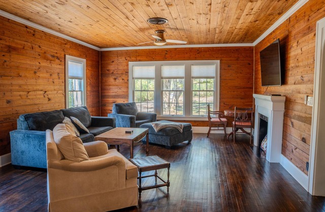Blue Oak Haven in the heart of Lufkin, TX is stylish, updated, and roomy.