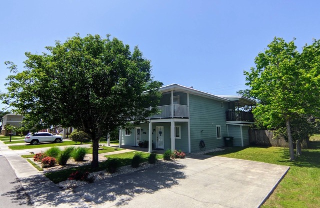 *Blue Palm Townhome* w/Gulf view/Walk to beach/seafood