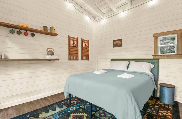 Blue Ridge Parkway/Off-Grid Cabin/Glamping/Turkey Hop Cabin