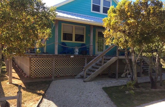 Blue Sargasso Cottage, Man O War, One block from Beach, 3 BR-3BR