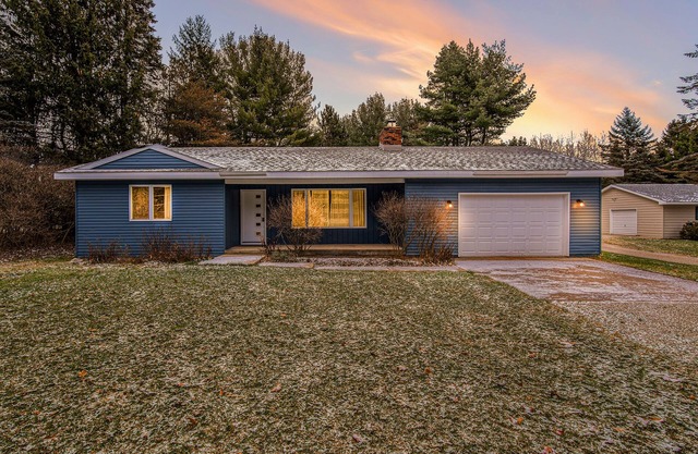 BLUE SPRUCE COTTAGE - Modern Lake House w/shared Frontage on Thayer Lake