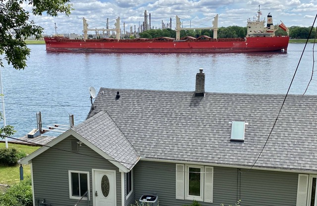 Blue Water Hideaway.Awesome renovation.Incredible River Views.Free Wifi