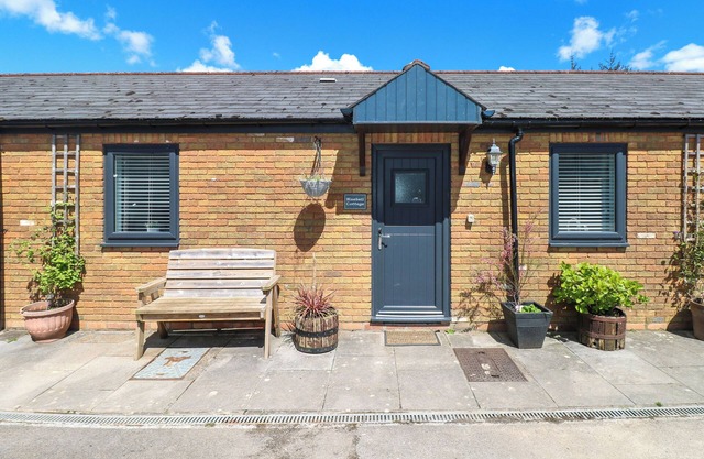 BLUEBELL COTTAGE, family friendly, with a garden in Cardiff