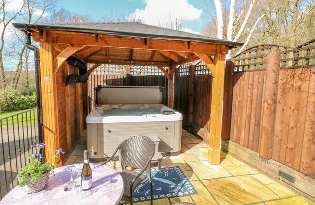 BLUEBELL COTTAGE, pet friendly, with hot tub in Oakerthorpe
