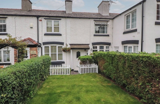 BLUEBELL COTTAGE, pet friendly, character holiday cottage in Ormskirk