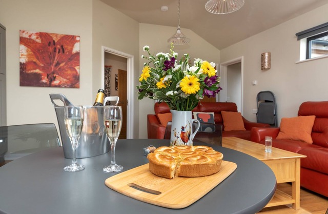 Bluebell Lodge - Sleeps 4/5 with Private Hot Tub