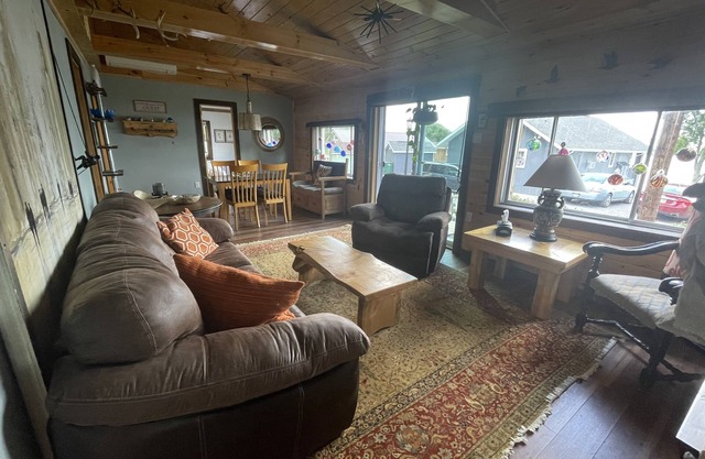 Bluebird Cottage on Silver Lake near Letchworth State Park Entrance