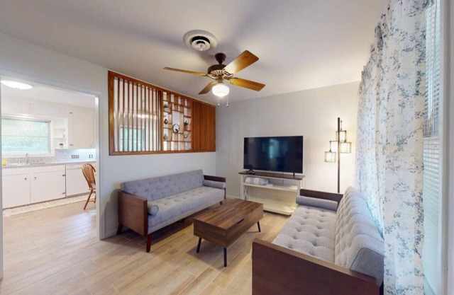 Bluebonnet Bungalow ~ Aggieland Vacation Rentals