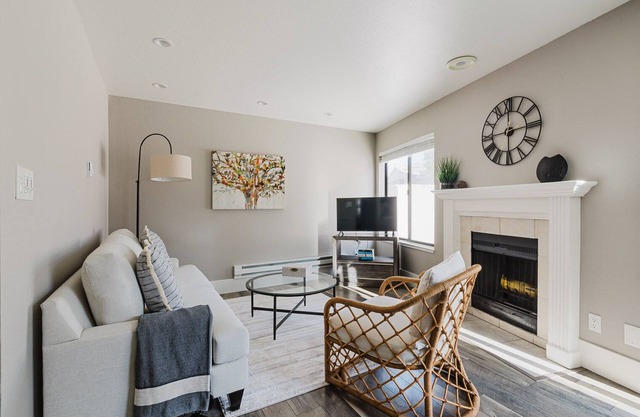 Blueground | San Mateo 2bd apartment