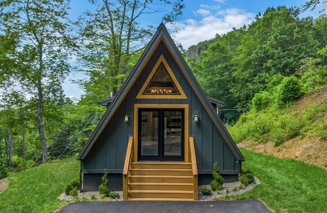 Blueridge Mountain A Frame with XL Hot Tub and mountain views