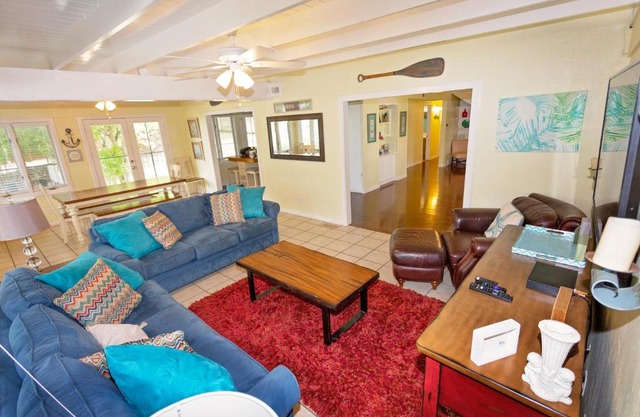 Blues Escape 4000 sqft. A few steps to Canyon Lake