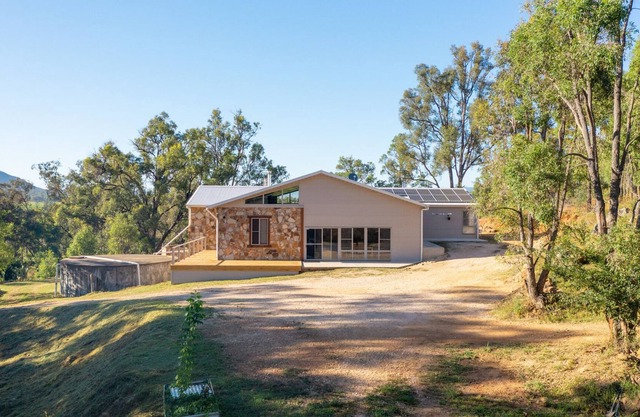 Blueview Cottage with Fireplace near Wineries