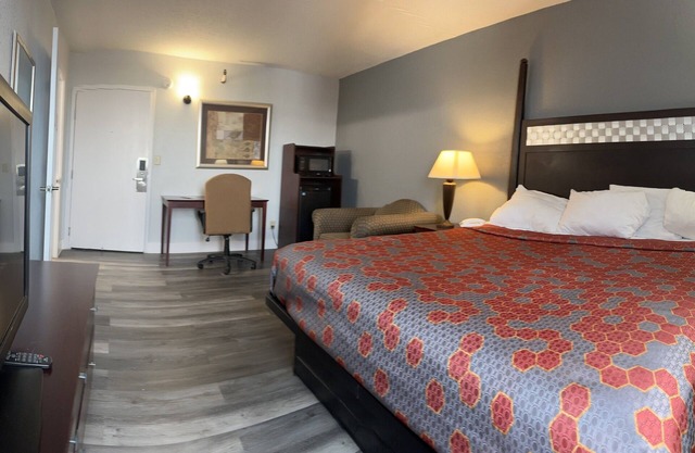 Blueway Inn & Suites Roseville - Deluxe 1 King Bed Non-Smoking