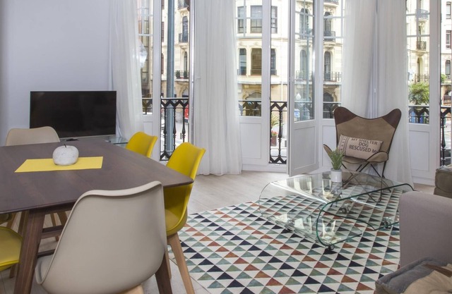 BMA3 by Forever Rentals. Deluxe 2 bedroom apartment with air conditioning. Wifi.