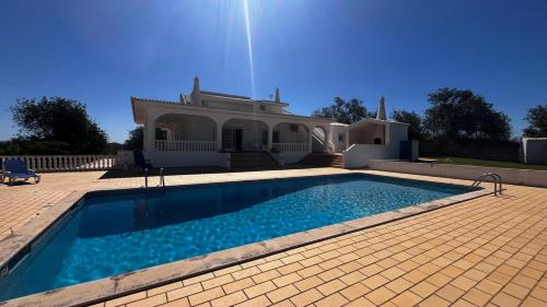 BnB Homes Luxurious Villa Stardust with swimming pool & BBQ for Family Fun