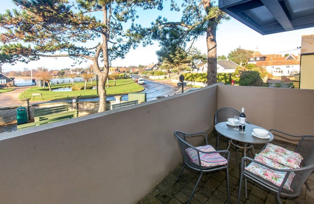 Boat Lake - sleeps 2 guests in 1 bedroom