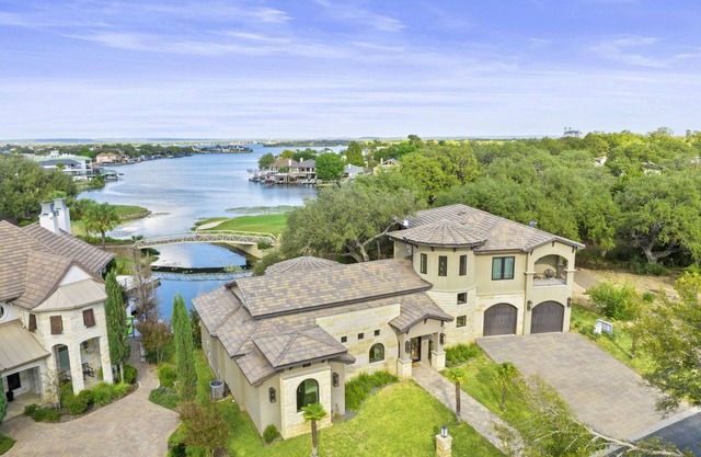 Boaters and Golfers Dream Luxury Lakeside Villa