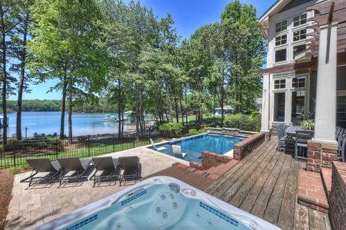 Boathouse Cove by AvantStay Pool Swim Dock Hot Tub