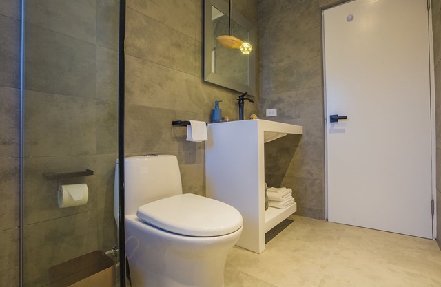 Boca Catalina Upscale Apt 2bd-2bath Steps to Beach