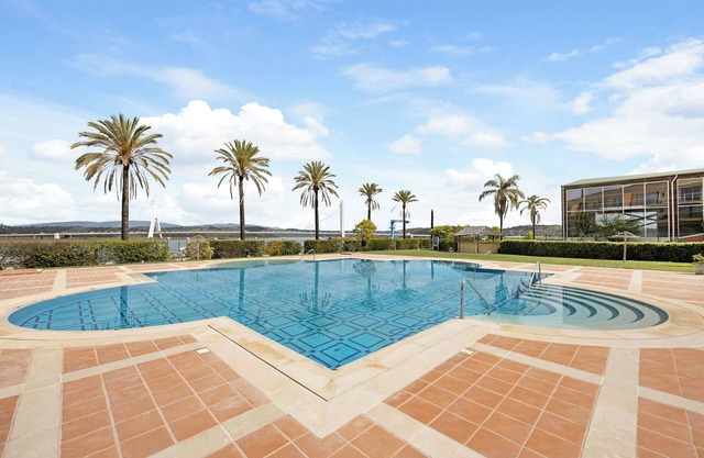 Boca do Rio - Apartamento T1 close to the Sea with Shared Pool & Wi-Fi
