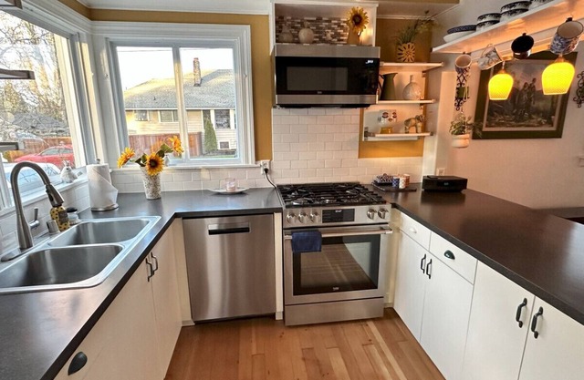 BoDeke's N. Tacoma Urban Cabin with Hot Tub