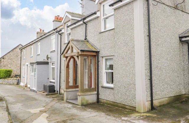 BODFAN PENIEL, pet friendly, with open fire in Llanerchymedd