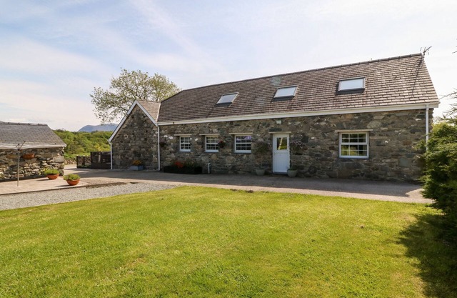 BODRUAL COTTAGE, family friendly, with hot tub in Caernarfon