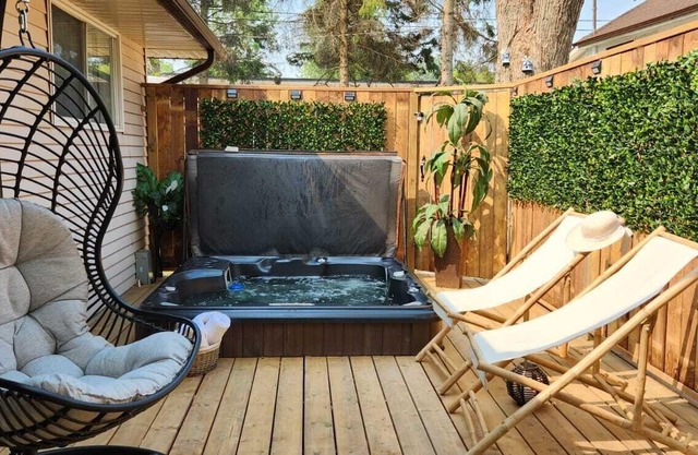 BOHO COTTAGE "Hot Tub & Close to Beach"