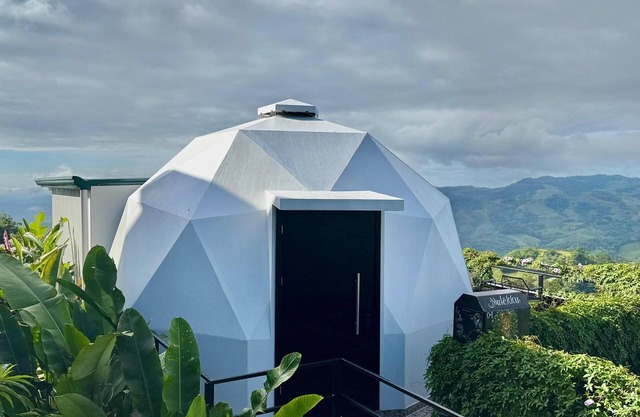 Boho Dome Retreat Mountain Views & Breakfast