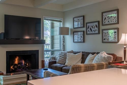 Bonne Vie Condo 2251 - New Listing! Great Views and Elkhorn Resort Amenities