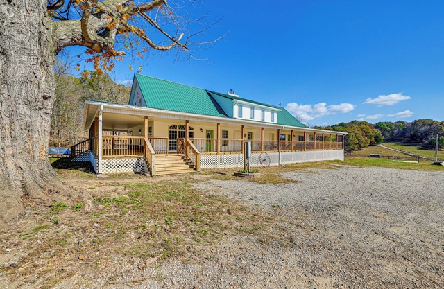 Bonnieville Farmhouse on 69 Acres w/Porch!