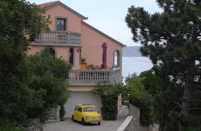 BONO, Apartment 1