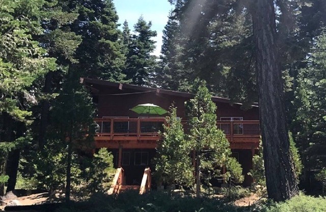Book 2025-26 ski lease now! Driveway snow plow included! Dog ok!