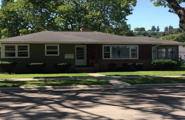 Book now for a peaceful river view vacation! Walking distance to downtown.