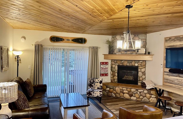 Book now for a Yellowstone Winter/Summer Vacation! Cozy retreat with hot tub!