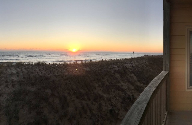 ⭐️⭐️⭐️⭐️⭐️Booking 2025! Beautiful, modern condo on the beach. ⭐️⭐️⭐️⭐️⭐️