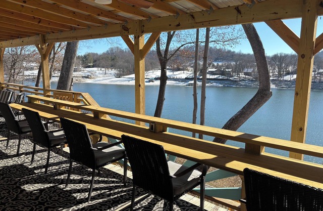Boone Dockers-3 bed/2 bath lake front house with amazing views/lake access.